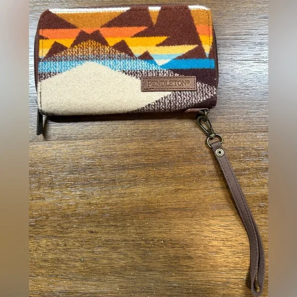 Pendleton Large Three Pocket Keeper-Crescent Butte Wallet - Picture 1 of 3